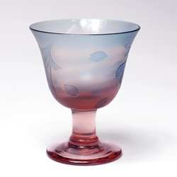 被せグラス 馬上杯 桜流れ（ピンク地にブルー）食前酒・冷酒に 2枚目の画像