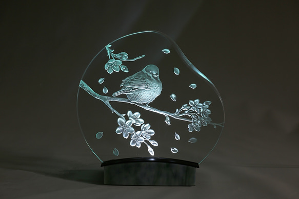 春の雀　LED照明付きエッチングガラスパネルオブジェ 1枚目の画像