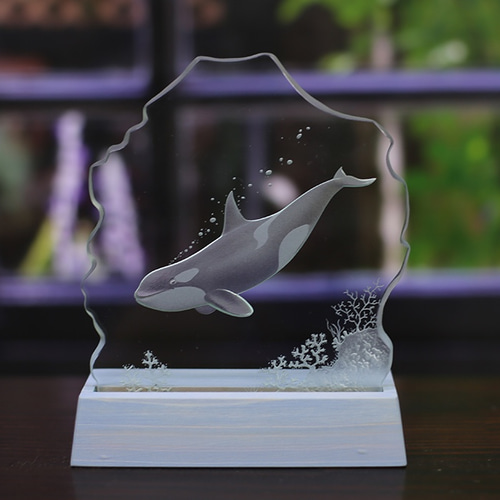 オルカ（シャチ）のLED照明付き小さなエッチングガラス パネルオブジェ