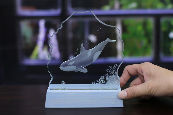 オルカ（シャチ）のLED照明付き小さなエッチングガラス パネルオブジェ　　 3枚目の画像