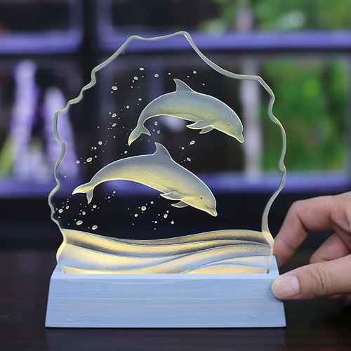 イルカのLED照明付き小さなエッチングガラス パネルオブジェ スタンド