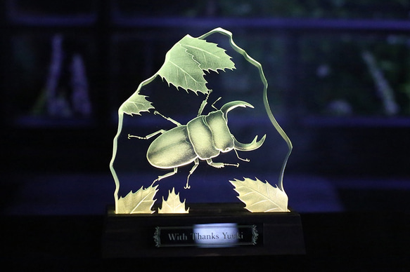 オオクワガタ虫のLED照明付き小さなエッチングガラス パネルオブジェ　　 4枚目の画像