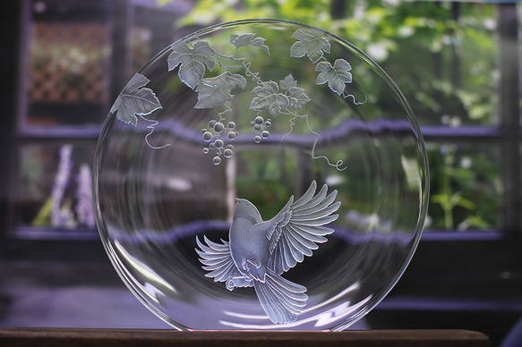 シジュウカラと野葡萄のガラス大皿 1枚目の画像