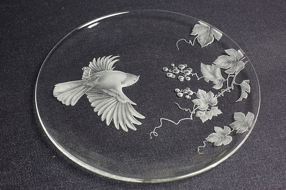 シジュウカラと野葡萄のガラス大皿 2枚目の画像