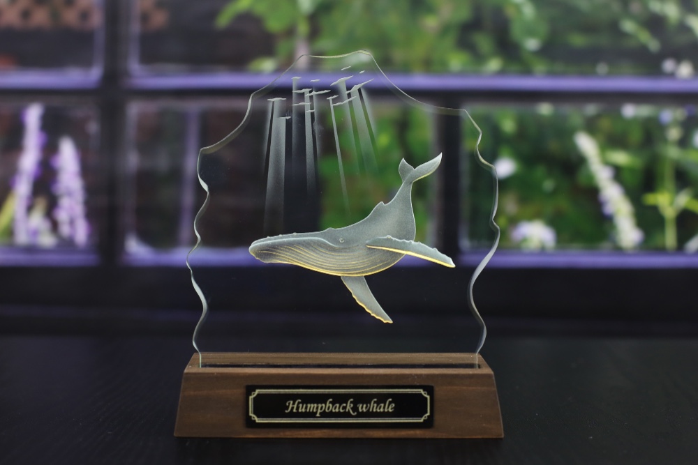 座頭くじらのLED照明付き小さなエッチングガラス パネルオブジェ