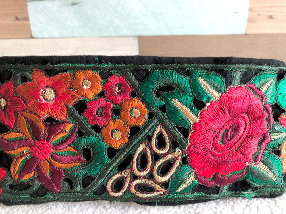花模様の刺繍リボンを使ったヘアターバン　ブラック　ヘアバンド 4枚目の画像