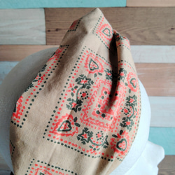 ベージュ&サーモンピンクのペイズリー柄　インド産コットンのプリント生地を使ったクロスヘアターバン　ヘアバンド 3枚目の画像