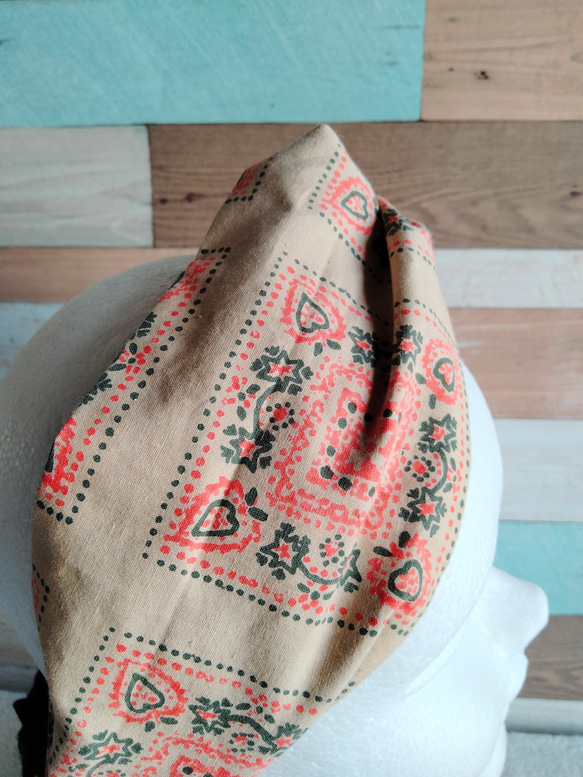 ベージュ&サーモンピンクのペイズリー柄　インド産コットンのプリント生地を使ったクロスヘアターバン　ヘアバンド 3枚目の画像