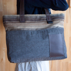 拉鍊頂部水平手提包由耐用的沙發面料 第2張的照片
