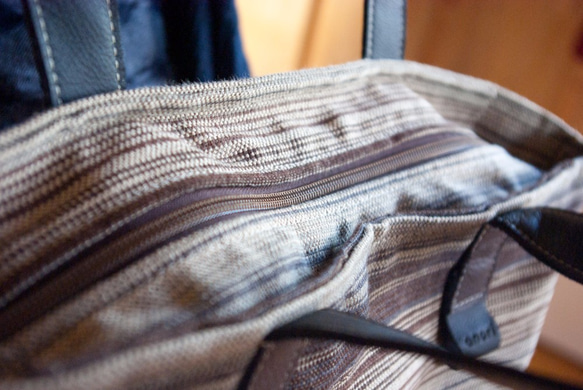 拉鍊頂部水平手提包由耐用的沙發面料 第6張的照片