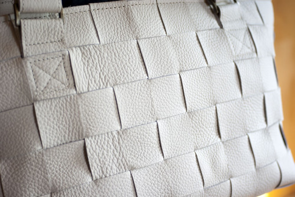 家具の柔らかい牛革製 / 編みレザートートバッグ / オフホワイト 4枚目の画像