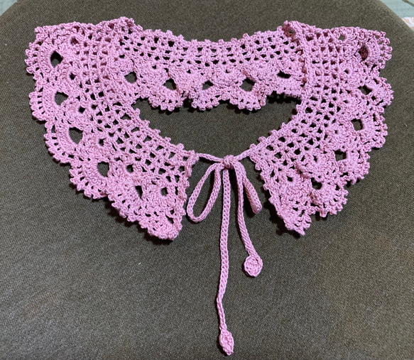 ピンクのレース編みの付け襟 2枚目の画像