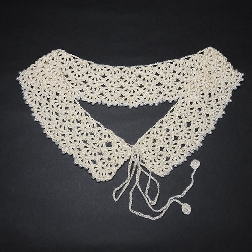 ベージュのビーズのつけ襟（紐） ネックレス・ペンダント nazuna