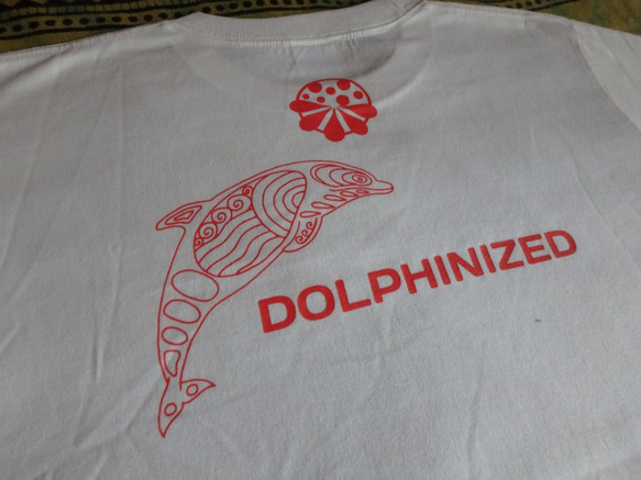 Tシャツ（M）　海　イルカ（ホワイト×レッド） 1枚目の画像
