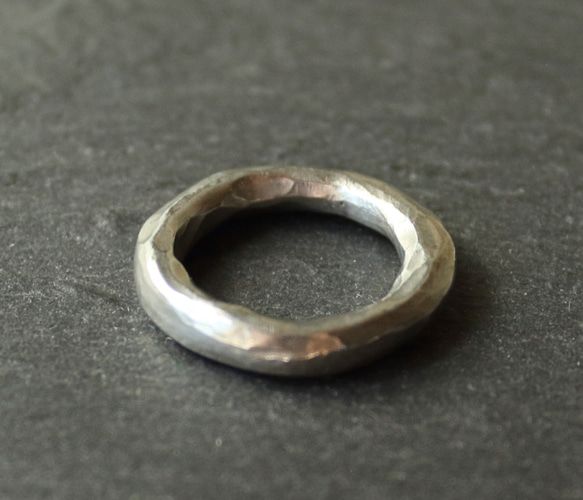 ◆錫 (スズ) × silver リング【Hammered Tin Ring 】刻印 名入れ 2枚目の画像