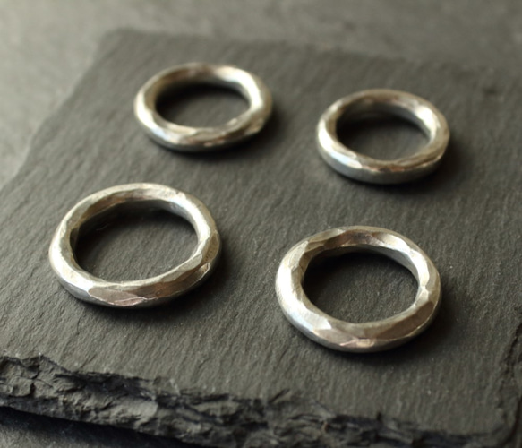 ◆錫 (スズ) × silver リング【Hammered Tin Ring 】刻印 名入れ 3枚目の画像