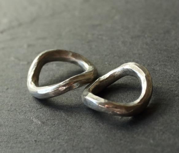 ◆錫 (スズ) × silver リング【Hammered Tin Ring 歪み 】刻印 名入れ 2枚目の画像