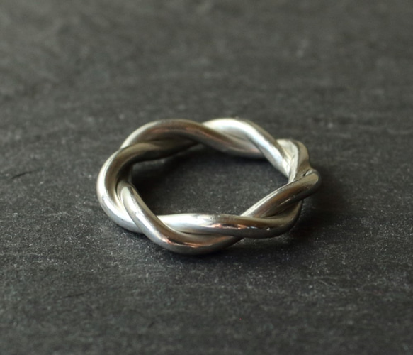 ◆錫 (スズ) × silver リング【Twist Tin Ring】 2枚目の画像