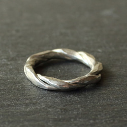 ◆錫 (スズ) × silver リング【Twist Hammered Tin Ring】 2枚目の画像