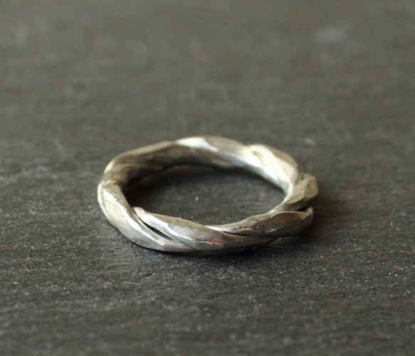 ◆錫 (スズ) × silver リング【Twist Hammered Tin Ring】 2枚目の画像