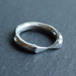 ◆錫 (スズ) × silver リング【Hammered Omega Tin Ring 】刻印 名入れ 3枚目の画像