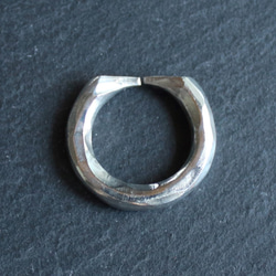 ◆錫 (スズ) × silver リング【Hammered Omega Tin Ring 】刻印 名入れ 5枚目の画像