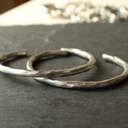 ◆錫 × 銀手鐲 [Hammered Tin Bangle] 刻名字 第1張的照片