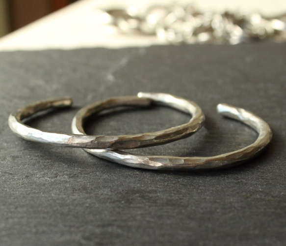 ◆錫 × 銀手鐲 [Hammered Tin Bangle] 刻名字 第1張的照片