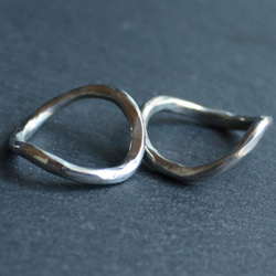 ◆錫 (スズ) × silver リング【Line Hammered Tin Ring 歪み 】 2枚目の画像