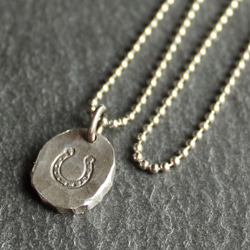 ◆錫 (スズ) × silver ネックレス【Stamped Tin Necklace #Horseshoe】 1枚目の画像
