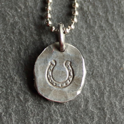 ◆錫 (スズ) × silver ネックレス【Stamped Tin Necklace #Horseshoe】 2枚目の画像