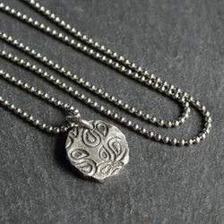 ◆錫 (スズ) × silver ネックレス【Stamped Tin Necklace #Paisley】 1枚目の画像