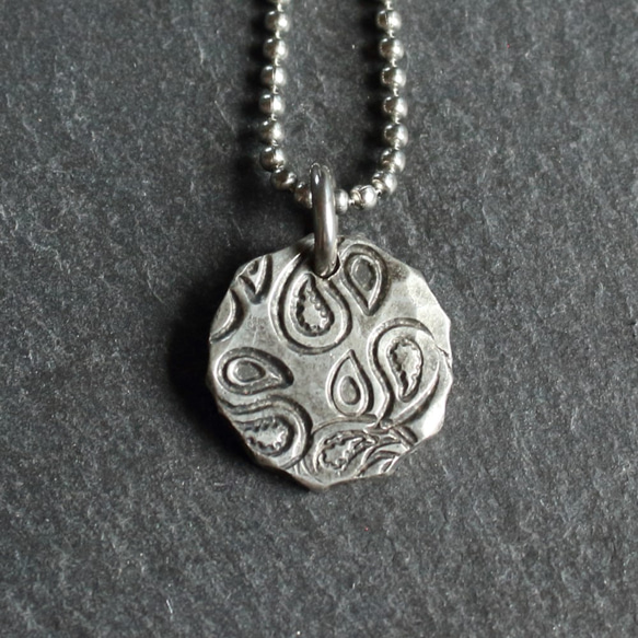 ◆錫 (スズ) × silver ネックレス【Stamped Tin Necklace #Paisley】 2枚目の画像