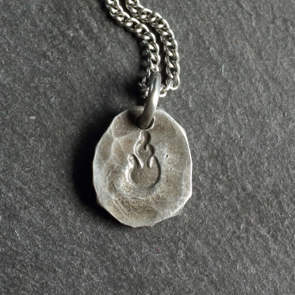 ◆錫 (スズ) × silver ネックレス【Stamped Tin Necklace #Fire】 2枚目の画像