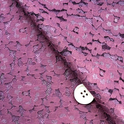 ラッセルレース生地　ぼかし（グラデーション）プリント生地　赤紫系　（約135ｃｍ×約50ｃｍ）　 2枚目の画像