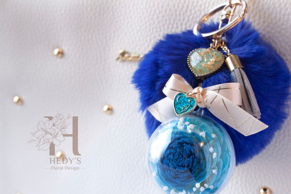 Hedy's ❤️[花球吊飾*寶藍色] 手作訂製 玫瑰 乾燥花禮物 永生花鑰匙圈 毛球吊飾 第1張的照片