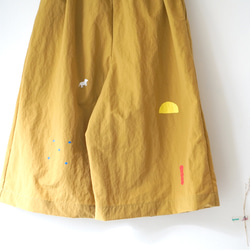 Yinke手工製作防潑水布料芥黃小貓口袋寬褲 第2張的照片