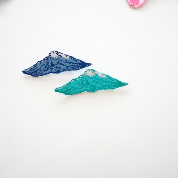青緑色の山の尾根の刺繍ブローチ/パッチ 2枚目の画像