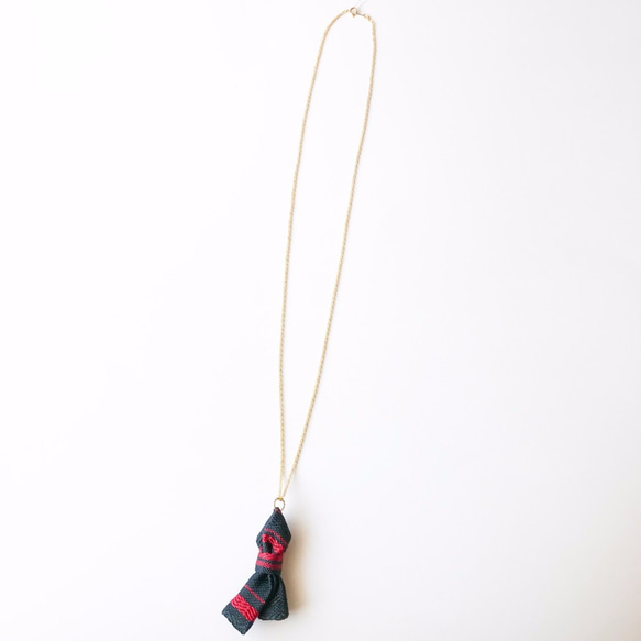 リボンネックレスNo.2（赤黒菱綾・ゴールドチェーン） 2枚目の画像