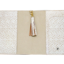 ブックカバー（スケジュール帳）ベージュ／白花柄　A5サイズ　革製　タッセル付き 4枚目の画像