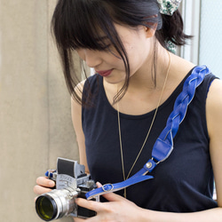 カメラストラップ　首掛けロングタイプ　革製　ブルー 2枚目の画像