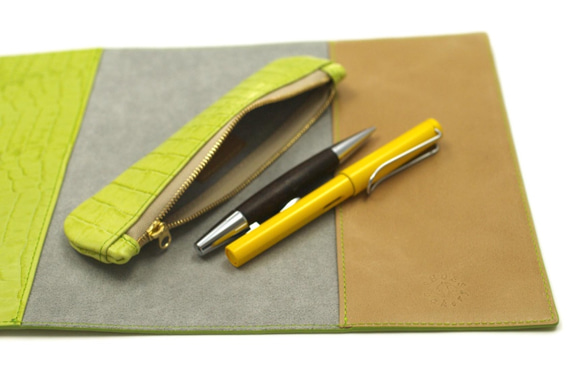 ブックカバー（スケジュール帳）黄緑クロコ型押し　A5サイズ　革製 6枚目の画像