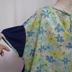 花プリントと紺色ニットのTシャツ 1枚目の画像