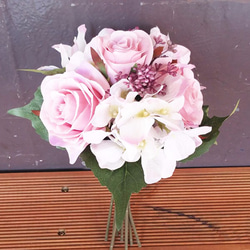 バラとアジサイの花のブーケ / イミテーションフラワー / フラワーデコレーション 1枚目の画像