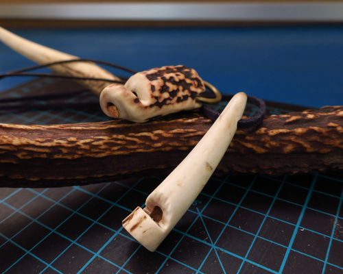 鹿の角　ハンドメイド　笛　1点物　オーダーメイド　ホイッスル　工芸品 鹿の角ハンドメイド笛1点物オーダーメイドホイッスル工芸品