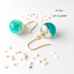 星砂とエメラルドグリーンの海のガラスドームピアス/イヤリング
