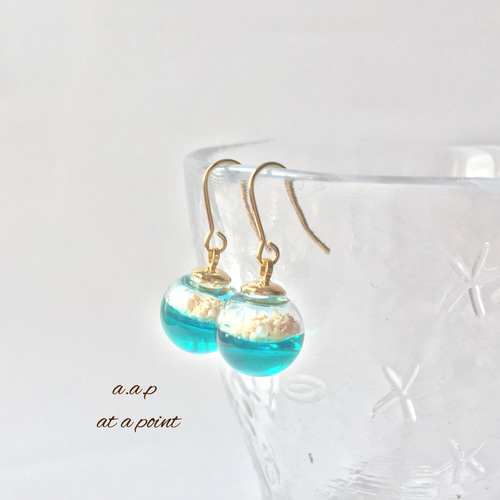 星砂とエメラルドグリーンの海のガラスドームピアス/イヤリング