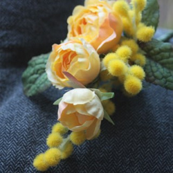 春の新作☆幸せの黄色いコサージュS ～ミモザとつるバラにミントの葉を添えて～ 1枚目の画像