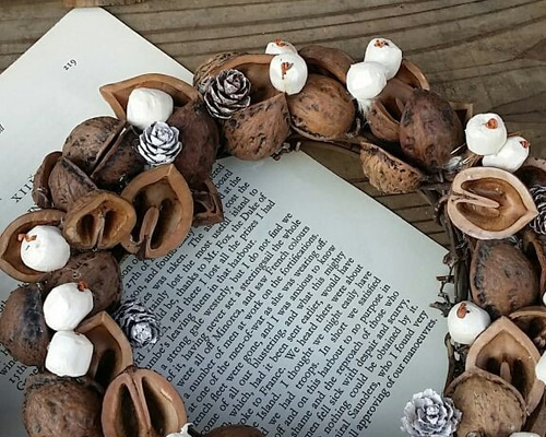 引き揃え糸と木ノ実のリース 引き揃え糸と木ノ実のリース