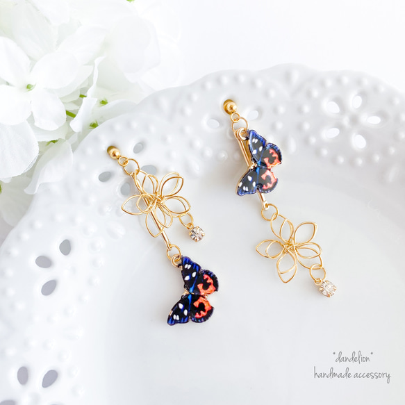 再* 小花とオレンジの蝶のアシンメトリーピアス／イヤリング ピアス 
